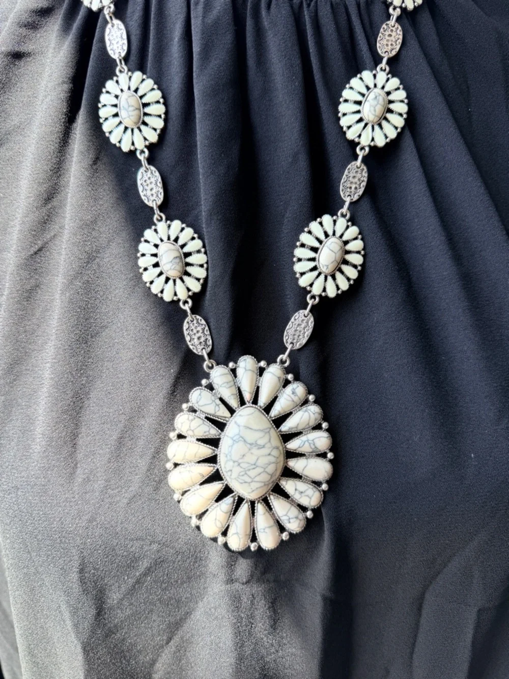 Western Fashion White Howlite Flower Statement Necklace